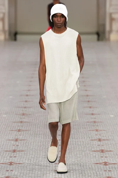 Look 10